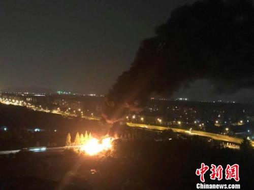 图为 事故发生现场。 钟新 摄 点击进入下一页