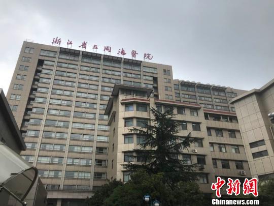 图为 伤者被送往浙江省立同德医院。 张斌 摄 点击进入下一页