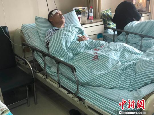 图为 伤者在接受治疗。 张斌 摄 点击进入下一页